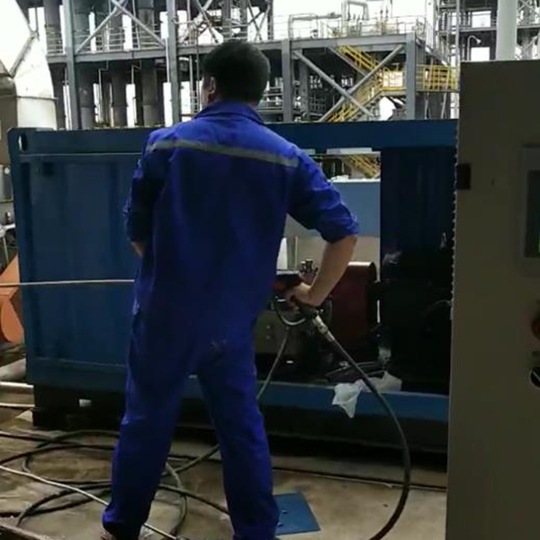 广源高压清洗机进驻江西化工厂进行工业设备检